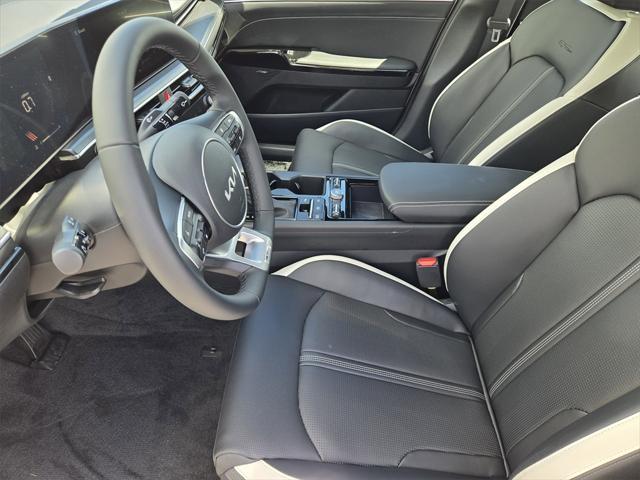 Photo of 2025 Snow White Pearl Kia K5