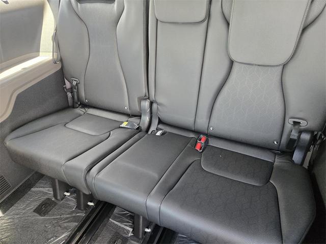 Photo of 2026 Ivory Kia Carnival