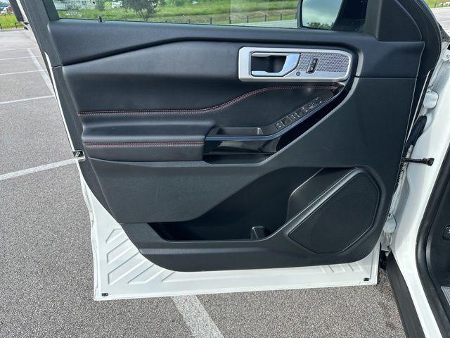 Photo of 2023 Star White Metallic Tri-Coat Ford Explorer