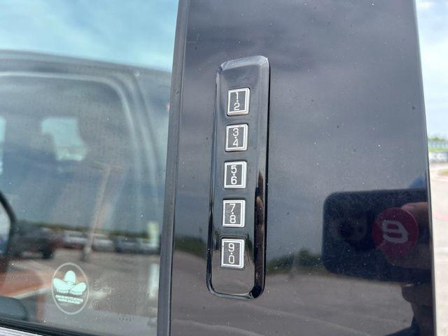 Photo of 2019 Agate Black Metallic Ford F-350