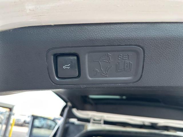 Photo of 2020 Star White Metallic Tri-Coat Ford Expedition