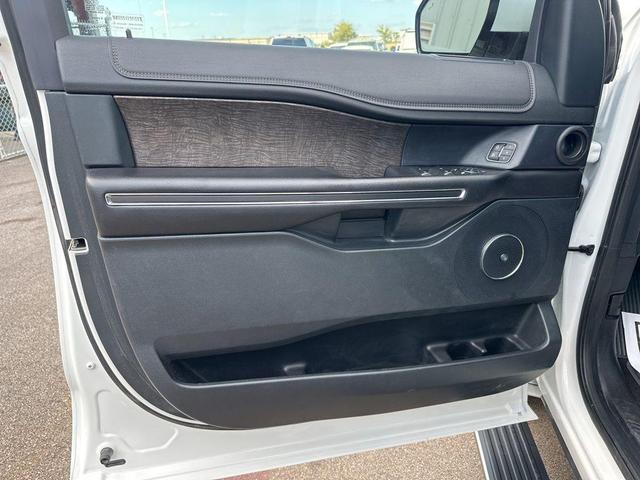 Photo of 2020 Star White Metallic Tri-Coat Ford Expedition