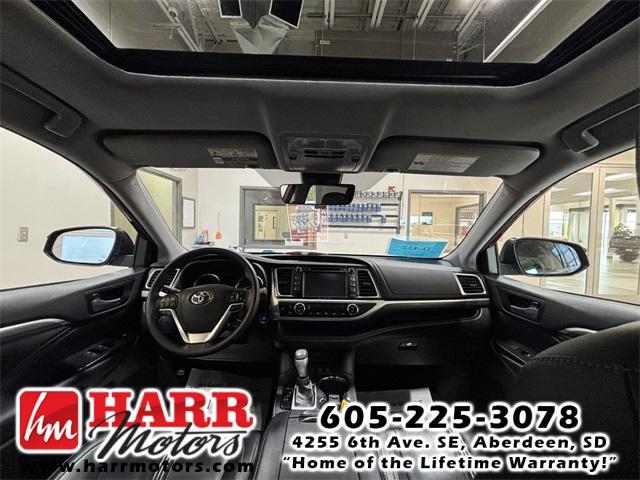 Photo of 2018 Salsa Red Pearl Toyota Highlander