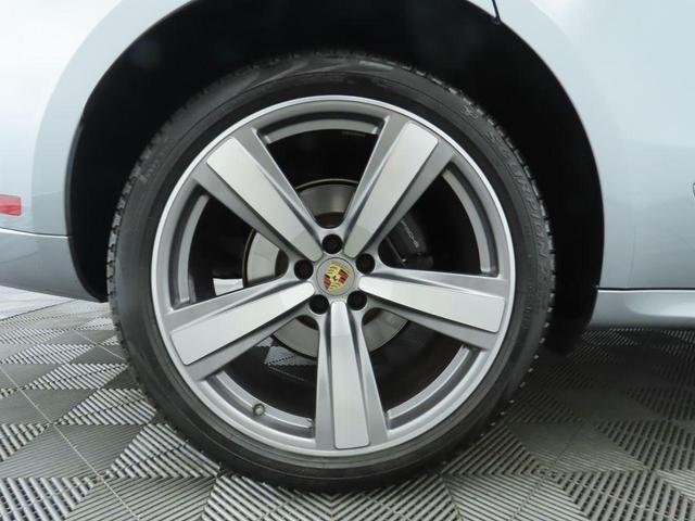 Photo of 2024 Silver Metallic Porsche Macan