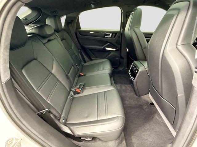 Photo of 2023 White Porsche Cayenne