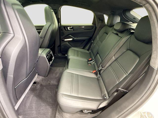 Photo of 2023 White Porsche Cayenne