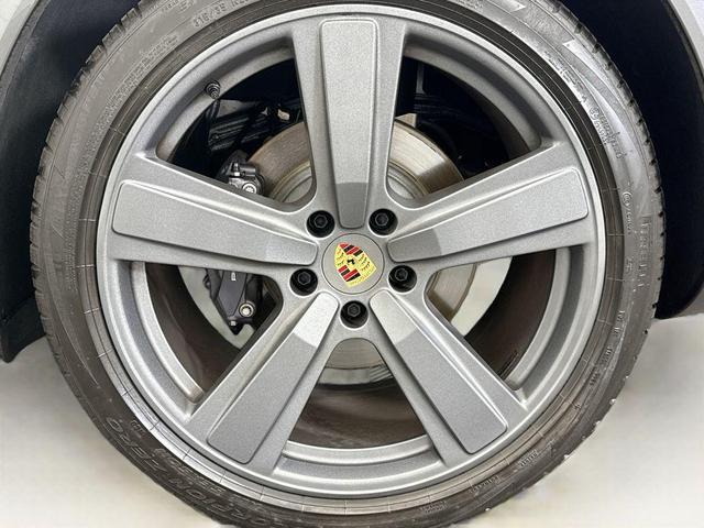 Photo of 2024 Gray Porsche Cayenne