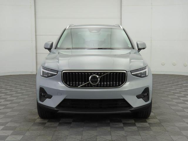 Photo of 2024 Gray Metallic Volvo XC40