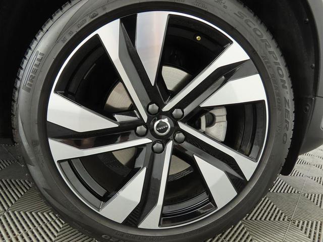Photo of 2024 Gray Metallic Volvo XC40