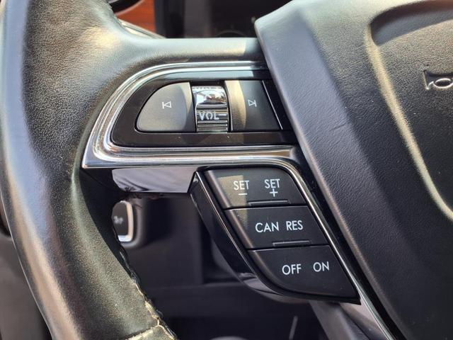 Photo of 2023 White Metallic Lincoln Nautilus