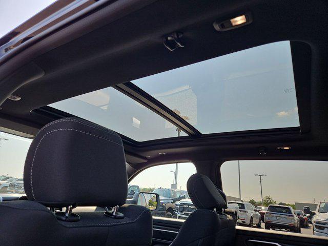 Photo of 2026 Diamond Black Crystal Pearlcoat RAM 1500