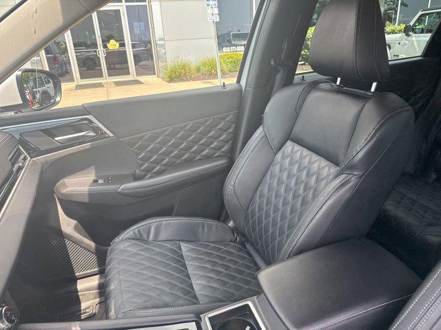 Photo of 2022 White Diamond Mitsubishi Outlander
