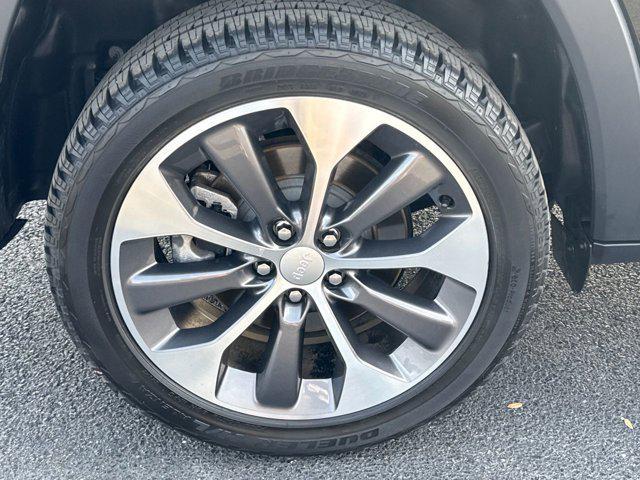 Photo of 2022 Diamond Black Crystal Pearlcoat Jeep Cherokee