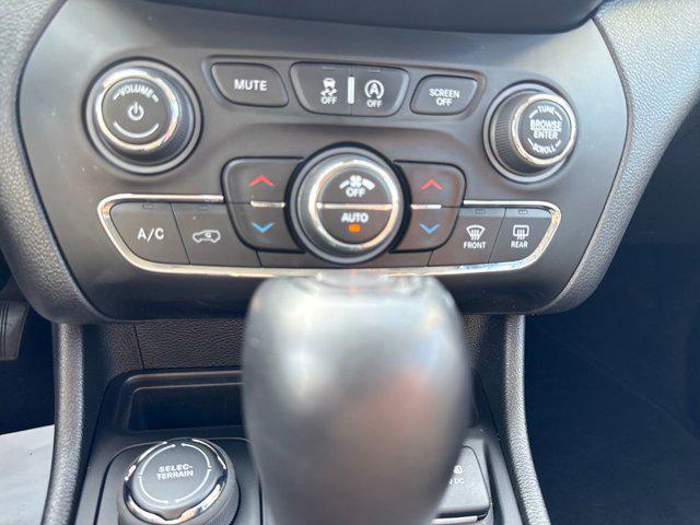 Photo of 2022 Diamond Black Crystal Pearlcoat Jeep Cherokee