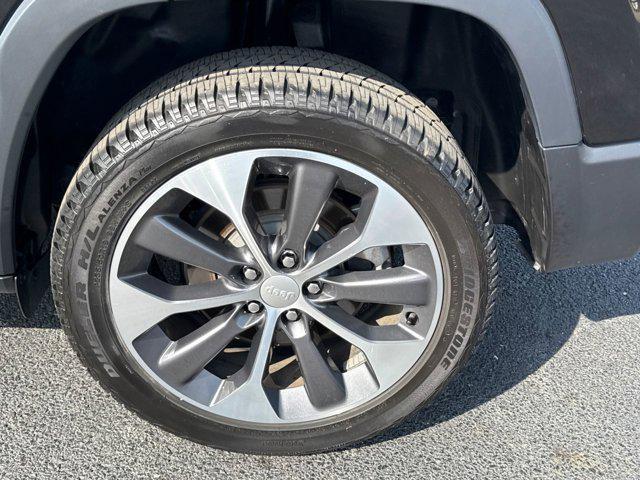 Photo of 2022 Diamond Black Crystal Pearlcoat Jeep Cherokee