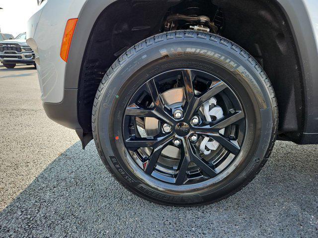 Photo of 2025 Silver Zynith Jeep Grand Cherokee