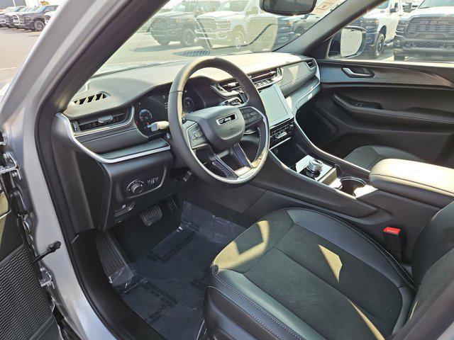Photo of 2025 Silver Zynith Jeep Grand Cherokee