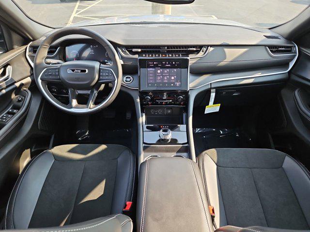 Photo of 2025 Silver Zynith Jeep Grand Cherokee