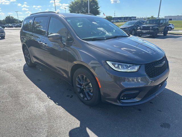 Photo of 2021 Granite Crystal Metallic Clearcoat Chrysler Pacifica