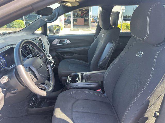 Photo of 2021 Granite Crystal Metallic Clearcoat Chrysler Pacifica