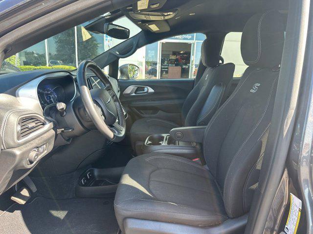 Photo of 2021 Granite Crystal Metallic Clearcoat Chrysler Pacifica