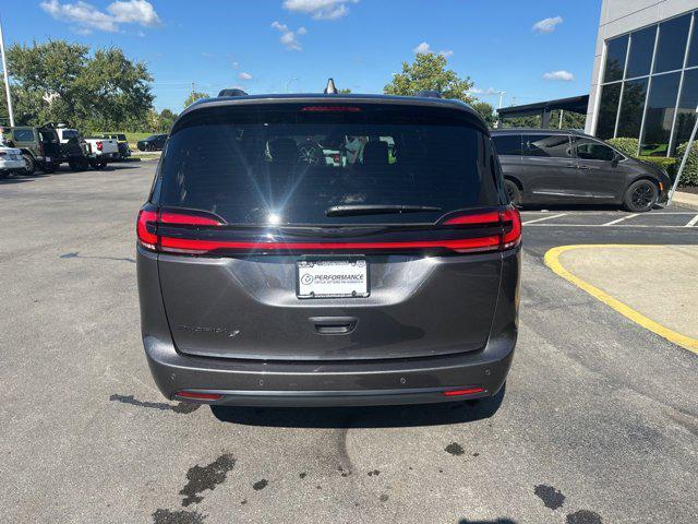 Photo of 2021 Granite Crystal Metallic Clearcoat Chrysler Pacifica
