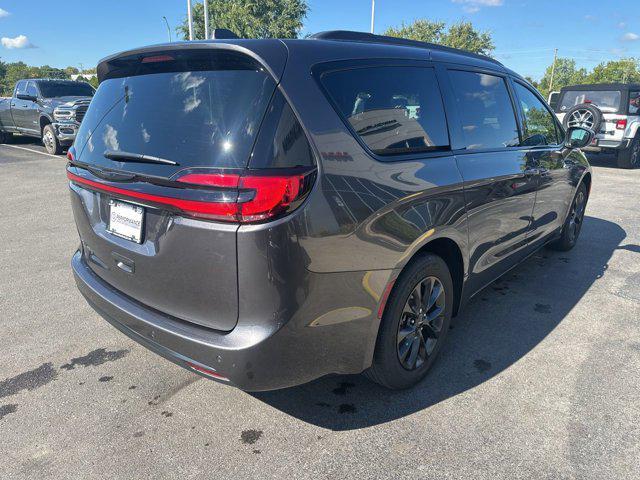 Photo of 2021 Granite Crystal Metallic Clearcoat Chrysler Pacifica