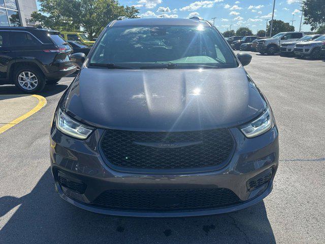Photo of 2021 Granite Crystal Metallic Clearcoat Chrysler Pacifica