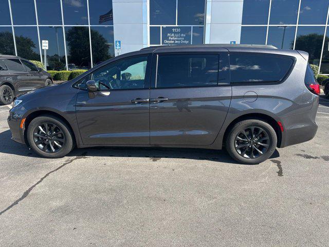 Photo of 2021 Granite Crystal Metallic Clearcoat Chrysler Pacifica