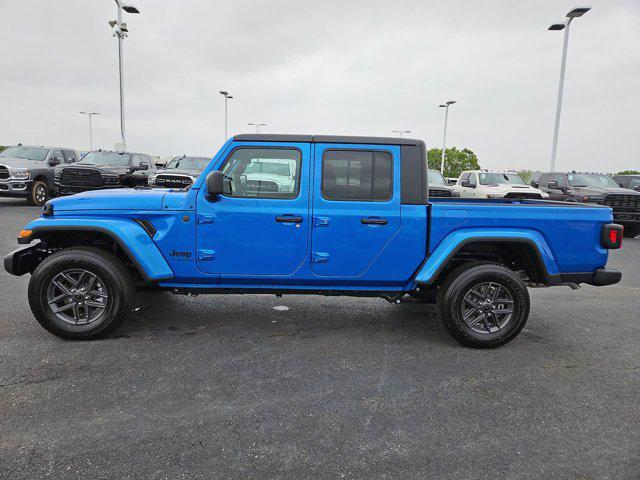 Photo of 2025 Hydro Blue Pearlcoat Jeep Gladiator