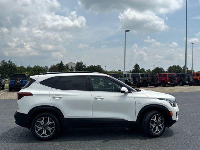Photo of 2023 Snow White Pearl Kia Seltos