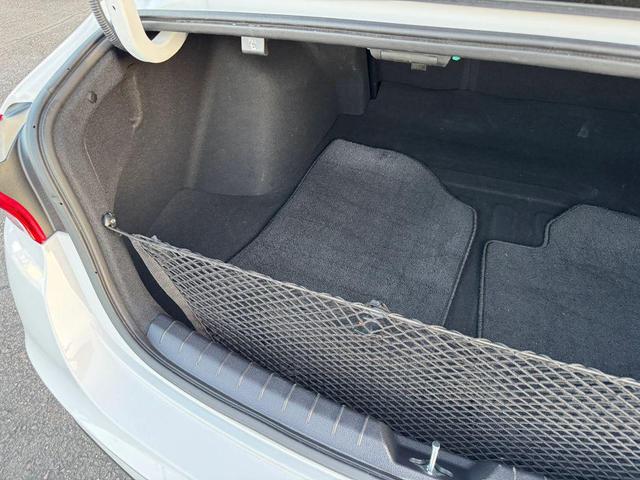 Photo of 2022 Glacial White Pearl Kia K5