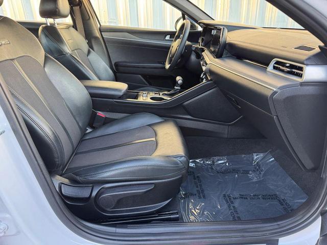Photo of 2022 Glacial White Pearl Kia K5