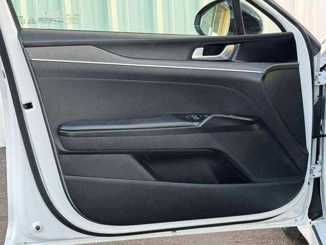 Photo of 2022 Glacial White Pearl Kia K5