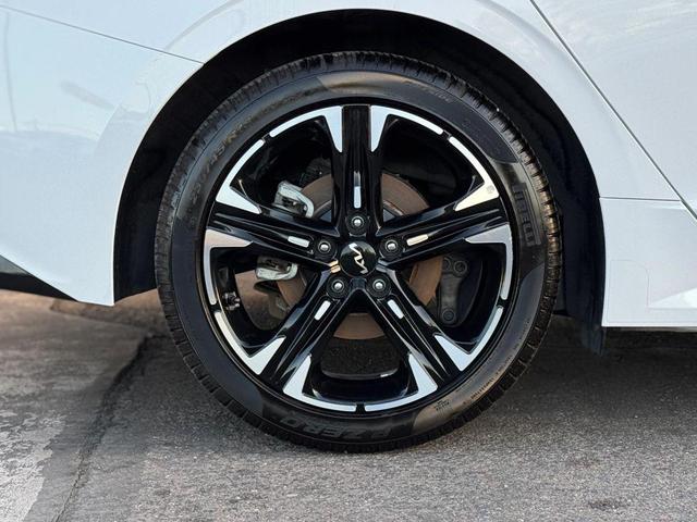 Photo of 2022 Glacial White Pearl Kia K5