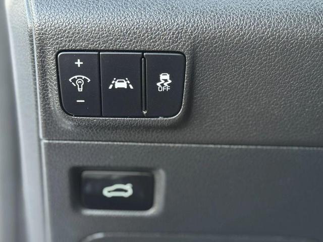 Photo of 2022 Glacial White Pearl Kia K5