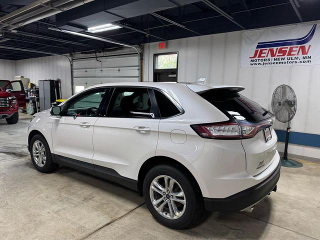 Photo of 2016 White Platinum Metallic Tri-Coat Ford Edge