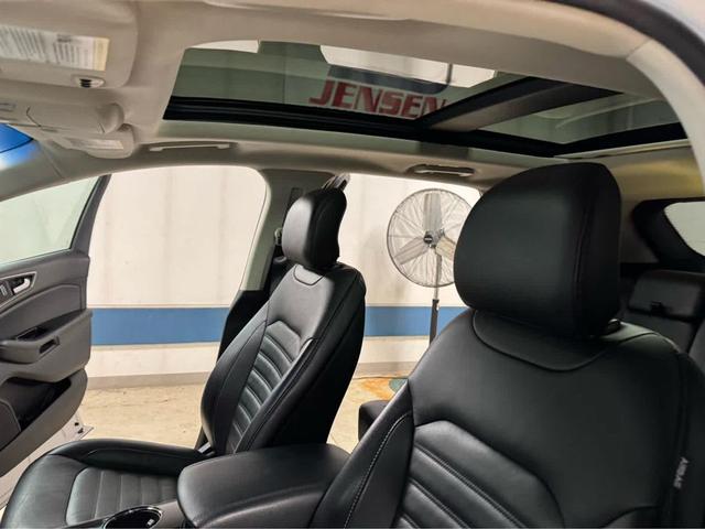 Photo of 2016 White Platinum Metallic Tri-Coat Ford Edge
