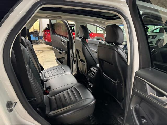 Photo of 2016 White Platinum Metallic Tri-Coat Ford Edge