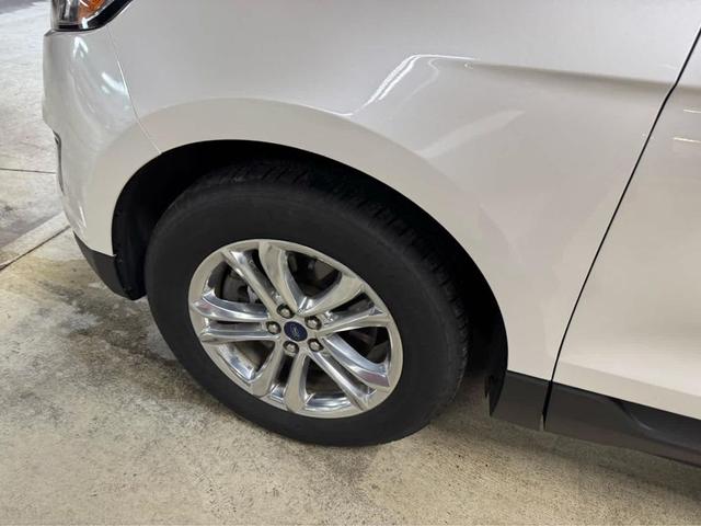 Photo of 2016 White Platinum Metallic Tri-Coat Ford Edge