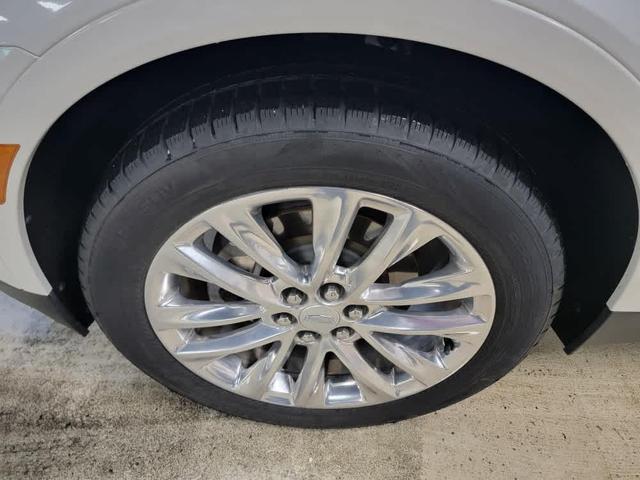 Photo of 2019 Crystal White Tricoat Cadillac XT5