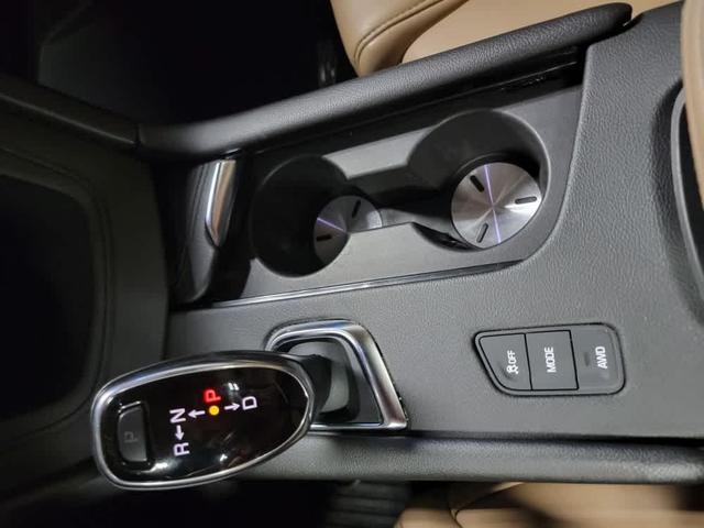 Photo of 2019 Crystal White Tricoat Cadillac XT5