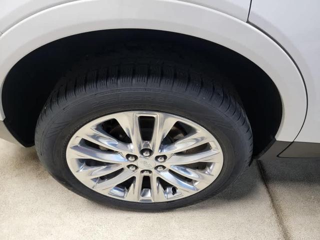 Photo of 2019 Crystal White Tricoat Cadillac XT5