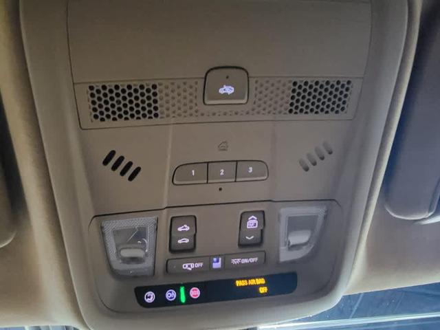 Photo of 2019 Crystal White Tricoat Cadillac XT5