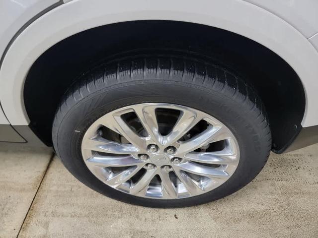 Photo of 2019 Crystal White Tricoat Cadillac XT5