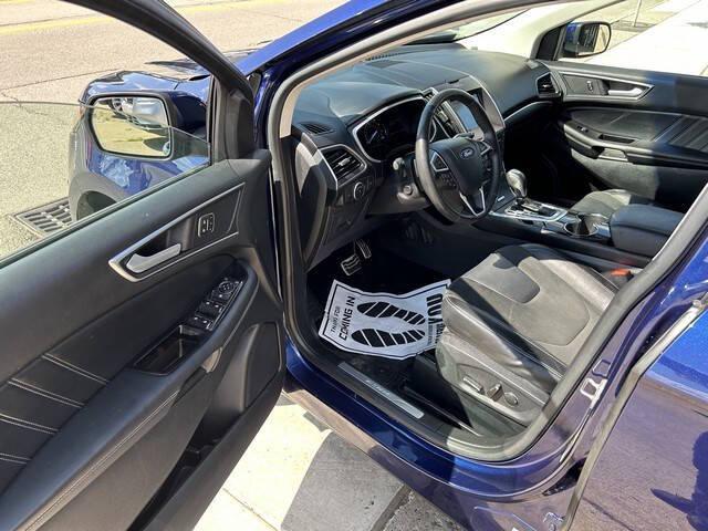 Photo of 2016 White Platinum Metallic Tri-Coat Ford Edge