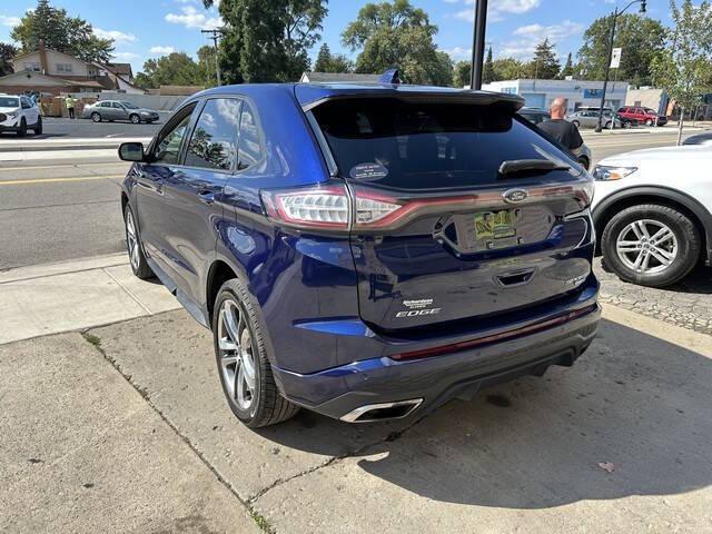 Photo of 2016 White Platinum Metallic Tri-Coat Ford Edge