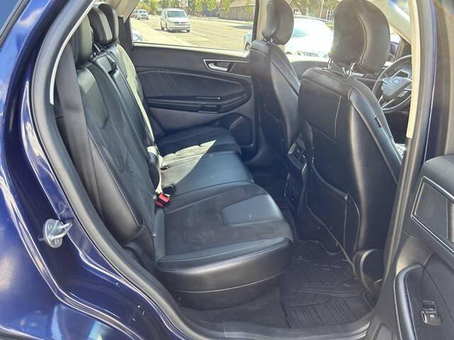 Photo of 2016 White Platinum Metallic Tri-Coat Ford Edge