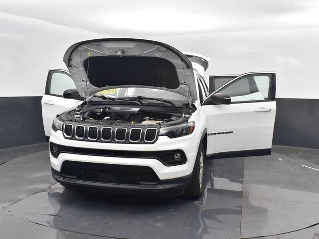 Photo of 2023 Bright White Clearcoat Jeep Compass