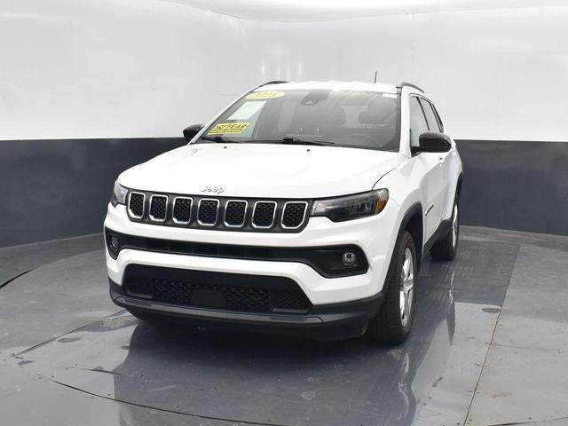 Photo of 2023 Bright White Clearcoat Jeep Compass